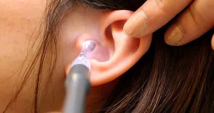 You are currently viewing What are the Symptoms Of Earwax Buildup?